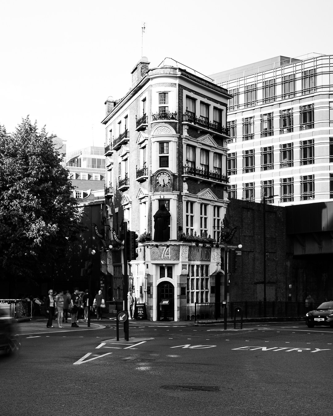 Schwarzweiß-Aufnahme eines alten Pubs an einer Londoner Kreuzung