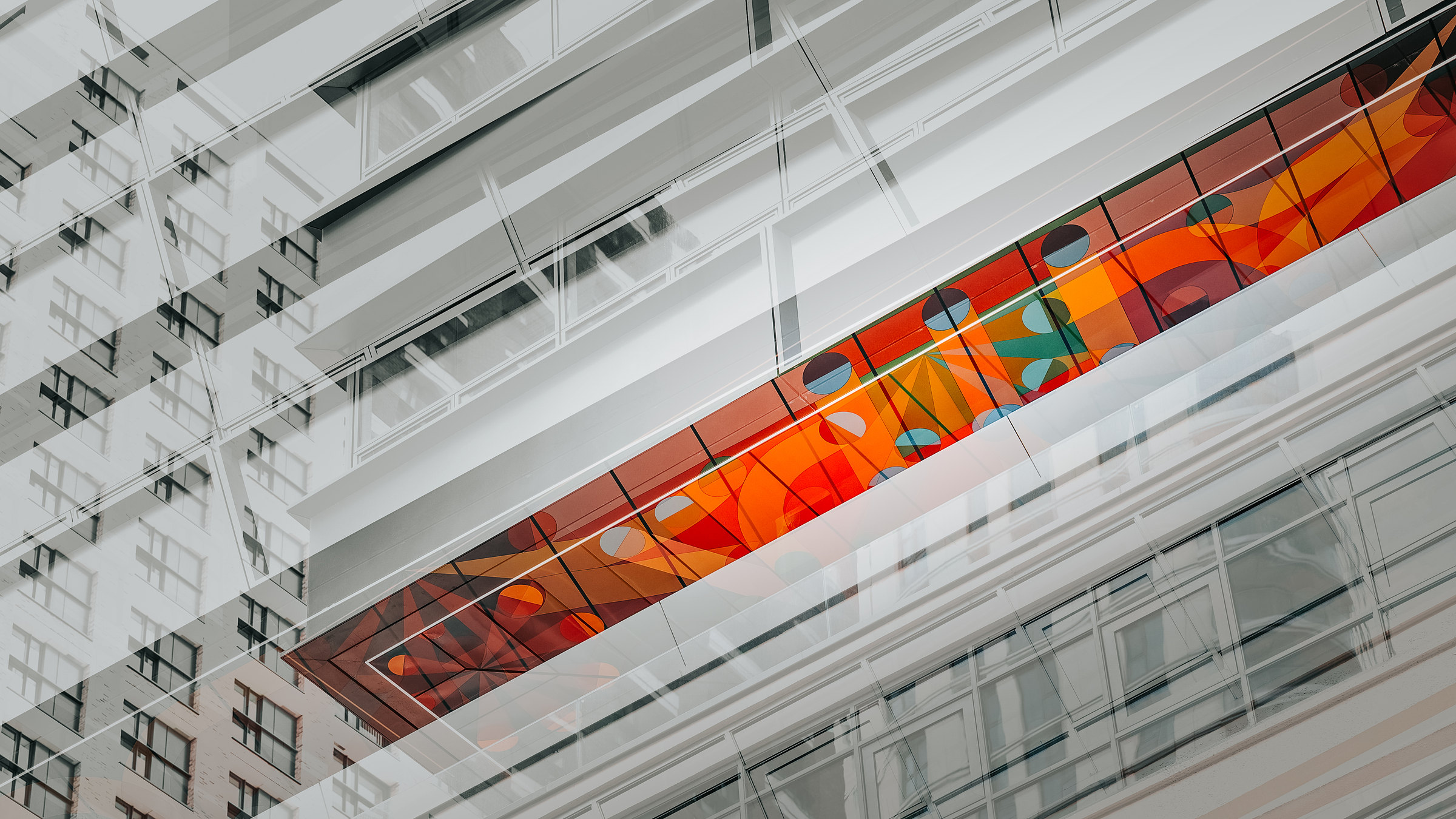 Abstrakte Mehrfachbelichtung einer Londoner Fassade mit orangefarbenem Glasband